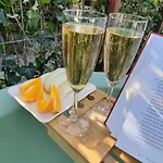 Artisan Hideaway Bed & Breakfast 3*